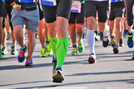 马拉松比赛，跑步者脚上道路 体育 健身和健康的生活方式的概念