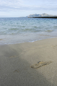 留下脚印在沙滩上的沙子上