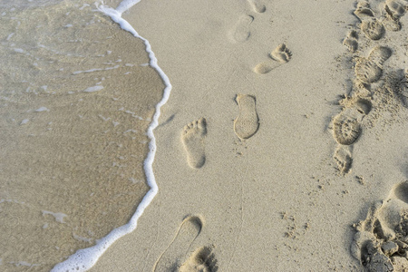 留下脚印在沙滩上的沙子上