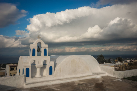 白色和蓝色的教会在伊亚，希腊圣托里尼