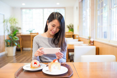 在咖啡屋的女人拍照