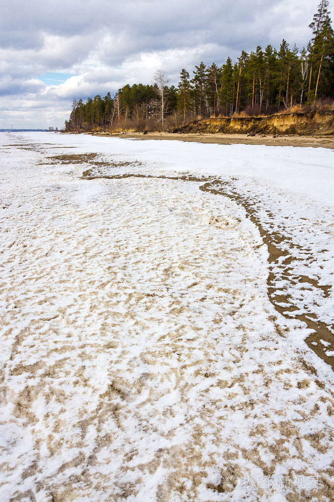 春天的鄂毕河上的冰融化
