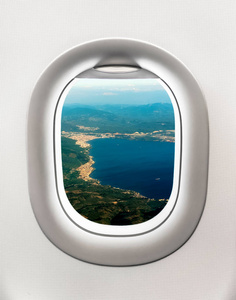 海海湾从飞机窗口的视图