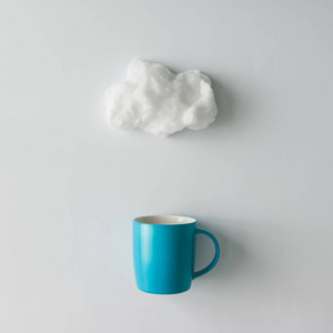 杯加棉羊毛云的咖啡