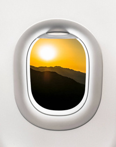 山和日落从飞机窗口视图
