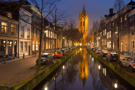 教会反映在运河在代尔夫特荷兰