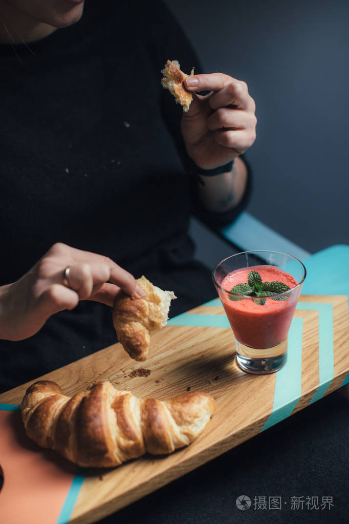 女人吃牛角面包