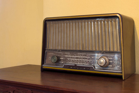 木老式古董模拟无线电与收音机木制的桌子上