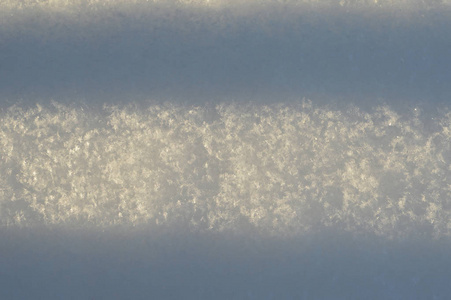 雪光和黑暗的背景与太阳条纹