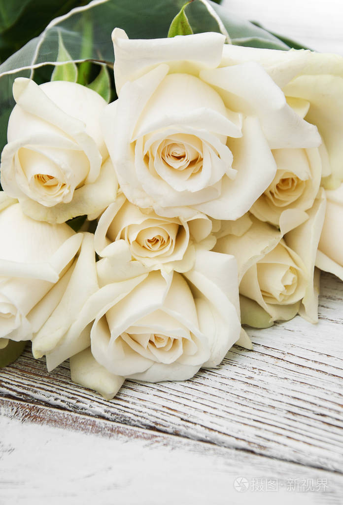 在一张木桌上的白玫瑰