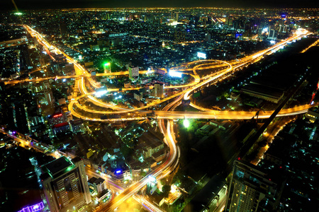 曼谷城市的夜晚。交通和道路的风景