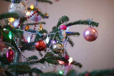 在新的一年树上的老苏联圣诞装饰品。