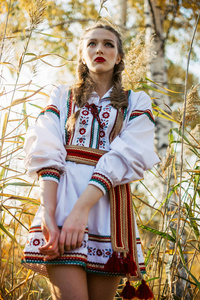 年轻的女孩对国家白俄罗斯衣服夏天场