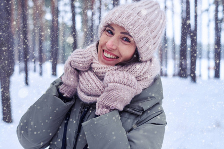 微笑的女人，看着上下雪的上校的摄像头特写