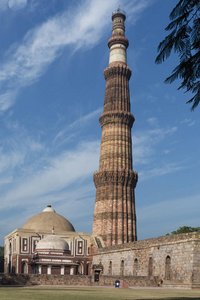 库图卜塔和阿来 Darwaza 里面 Qutb 复杂，扔下