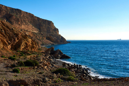 多岩石的海岸线的阿尔梅里亚。西班牙南部