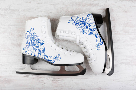 在白色的木制背景图溜冰鞋