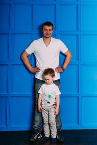 年轻的父亲和儿子在一起玩的肖像。工作室拍摄