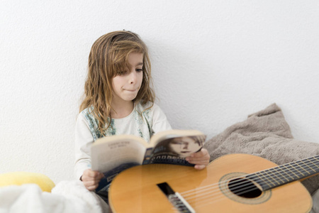 学弹古典吉他的小女孩图片