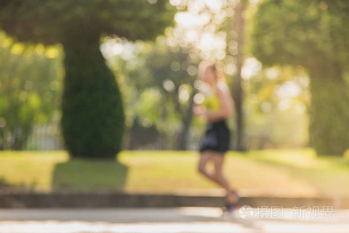 模糊的背景的人运动跑步, 散步, 慢跑在城市的公园照片-正版商用图片0