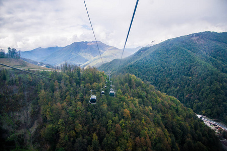 山和秋天的树林，从船舱里抬起滑雪胜地罗莎  德鲁日