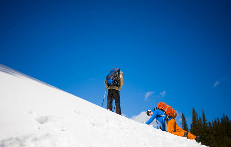 登山者在雪坡上