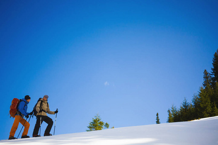 登山者在雪坡上