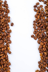 咖啡豆与副本空间白色背景