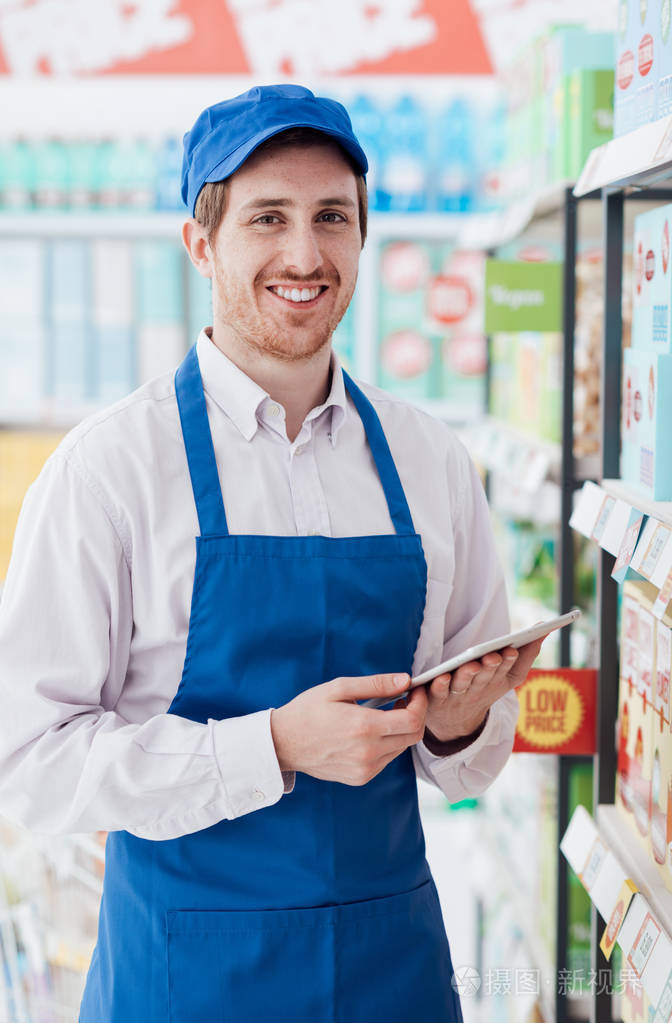 超市店员使用平板电脑