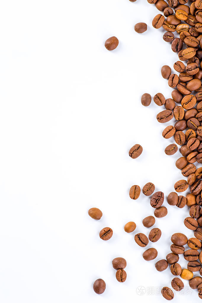 咖啡豆与副本空间白色背景