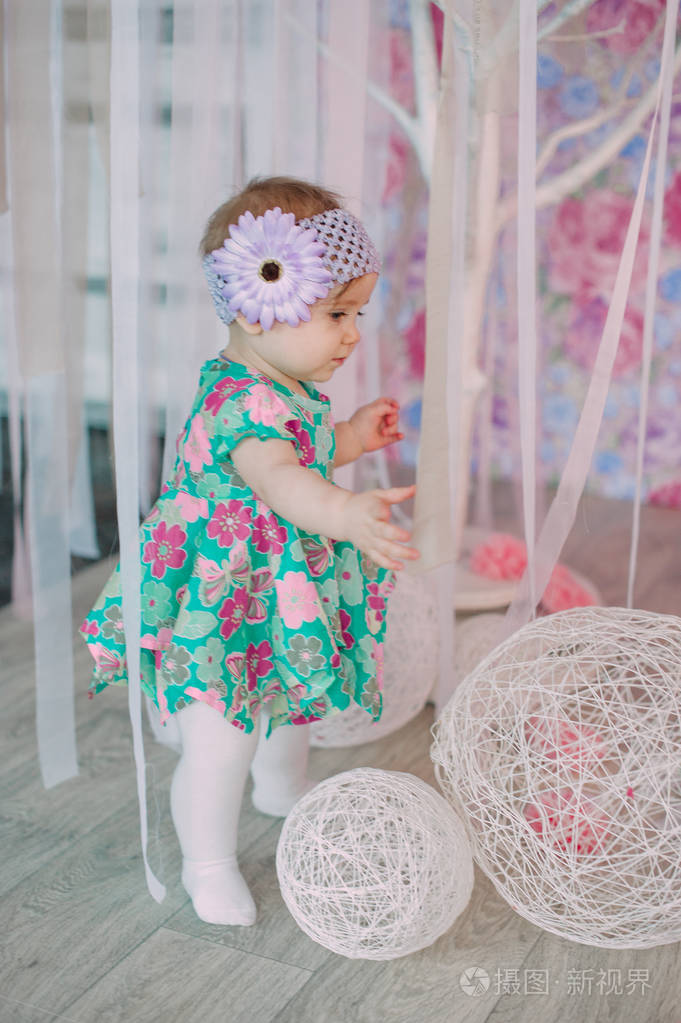 可爱的小女婴笑, 微笑, 匍匐 & 玩在工作室里穿着薄荷照片-正版商用