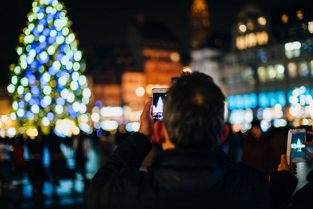 男人拍照圣诞树上美孚后视图