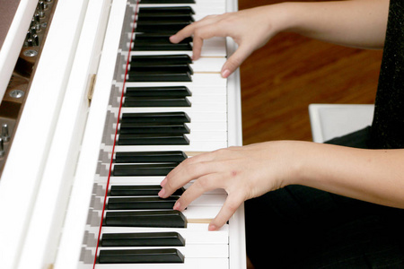 她弹钢琴，烦扰了钢琴 白色和黑色键盘