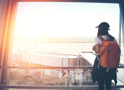 旅客在机场窗口的女人图片