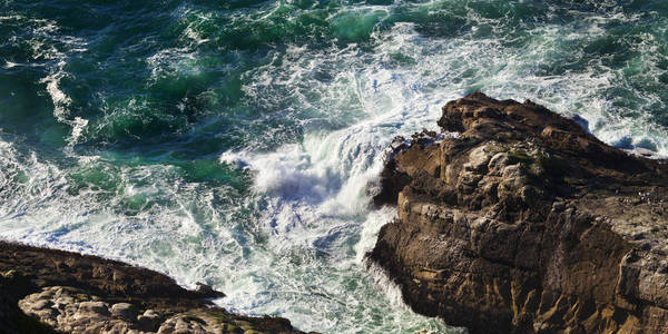 加州海岸与海洋海浪冲击和岩层