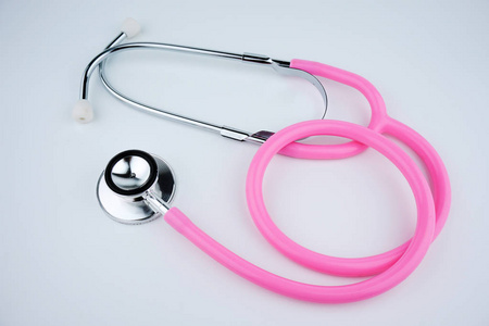 白色背景上的粉红色听诊器