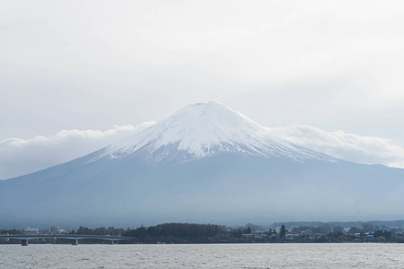 关闭了富士积雪的山的顶上