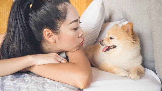 女人放松和卧室里的狗图片