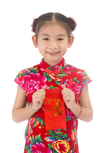 快乐的农历新年。笑的亚洲女孩拿着红色信封