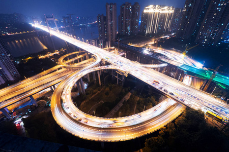 交叉路口和桥在城市的夜晚