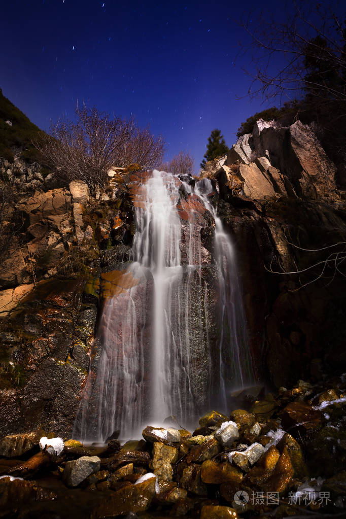 在月光下与星星瀑布jpg