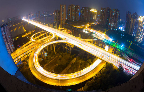 交叉路口和桥在城市的夜晚