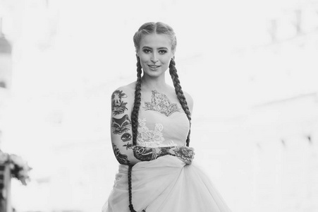 婚礼鲜花新娘，女人抱着多彩的花束，用她的双手。纹身