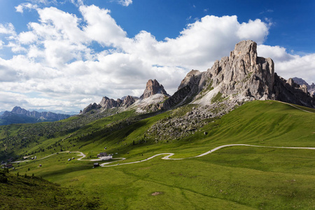 帕苏丰文饶，白云岩，意大利。美丽的夏天山景观