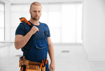 帅气军人被绑帅气水管工人用管扳手照片