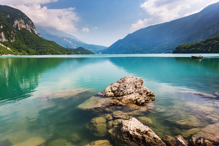 Molveno 湖，美丽的风景。意大利的乡村。绿松石湖山