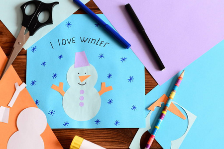 雪人纸卡与雪花和单词我爱冬天。儿童冬季工艺品材料。工艺发展儿童精细运动技能和艺术品味，学习使用剪刀和胶水