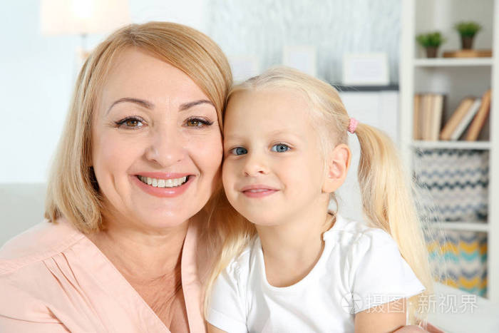 可爱的小女孩的奶奶