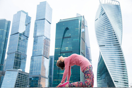 女人穿着粉色运动服在骆驼式照片
