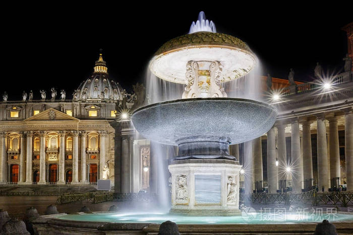 圣伯多禄广场和喷泉古代夜查看